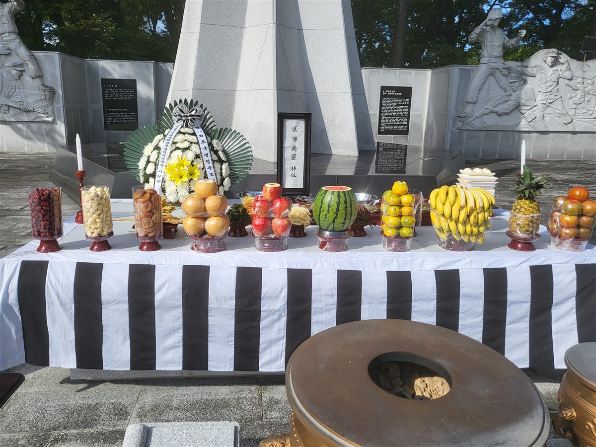 호국영령 추모제 — 추모비 앞 상차림과 헌화