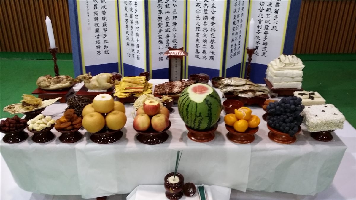 관공서 야외 위령 행사 — 위패 병풍 앞 대형 상차림