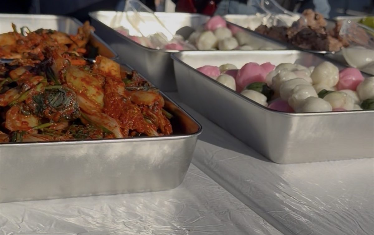 야외 행사장에 차린 김치·떡·수육 트레이